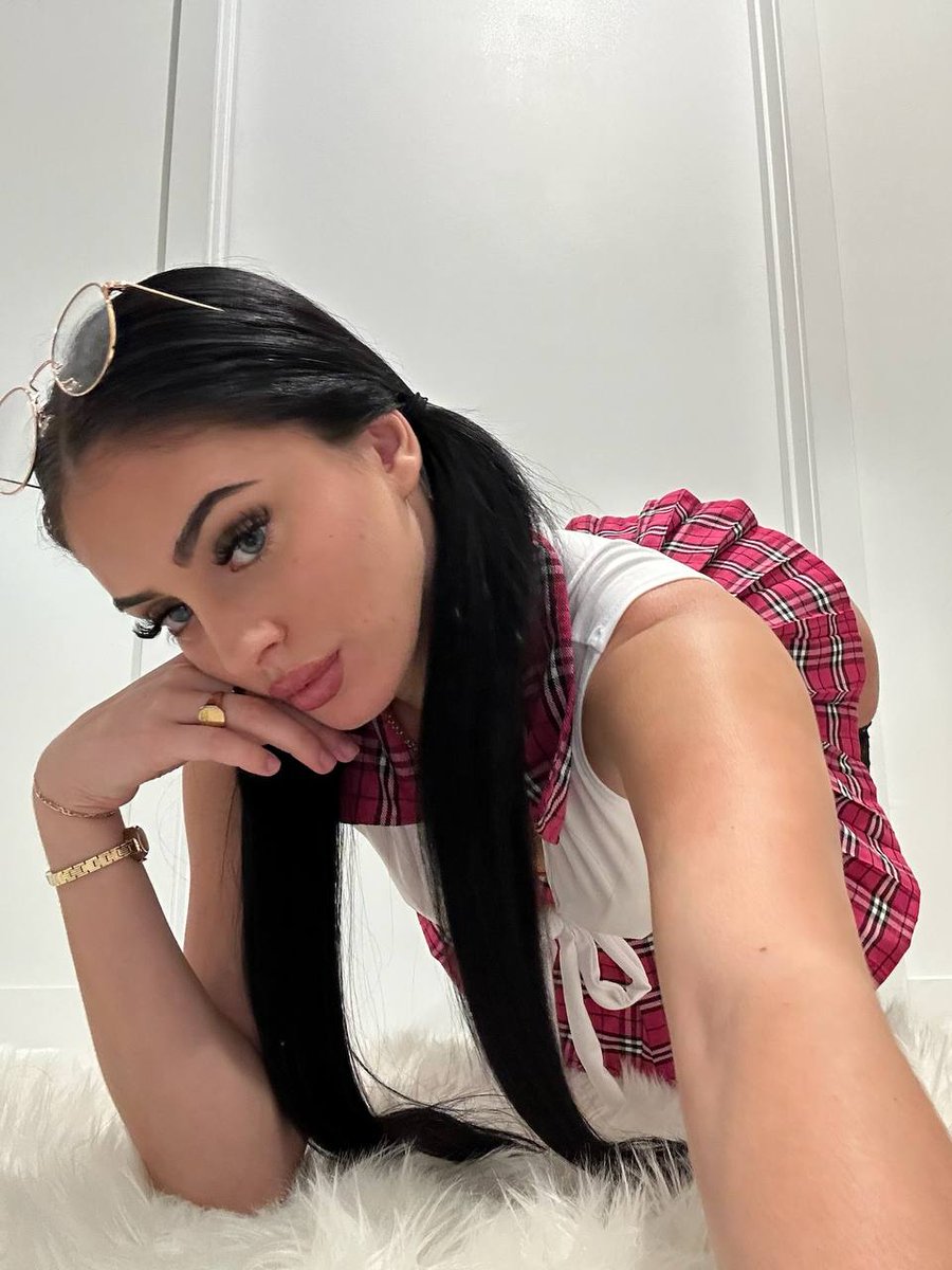 do u prefer photos📸 or videos🎥? ill send ur choice in dms