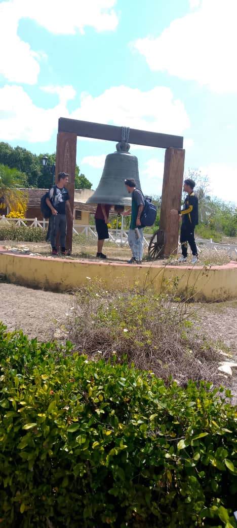 jssalvador03's tweet photo. La práctica de campo en Educación Geografía y Biología es clave para conectar teoría y práctica. En lugares emblemáticos como la Torre Iznaga, futuros docentes desarrollan habilidades científicas y pedagógicas esenciales. #FEMEduca #LaExcelenciaEsNuestra https://t.co/DrakPw1W3f