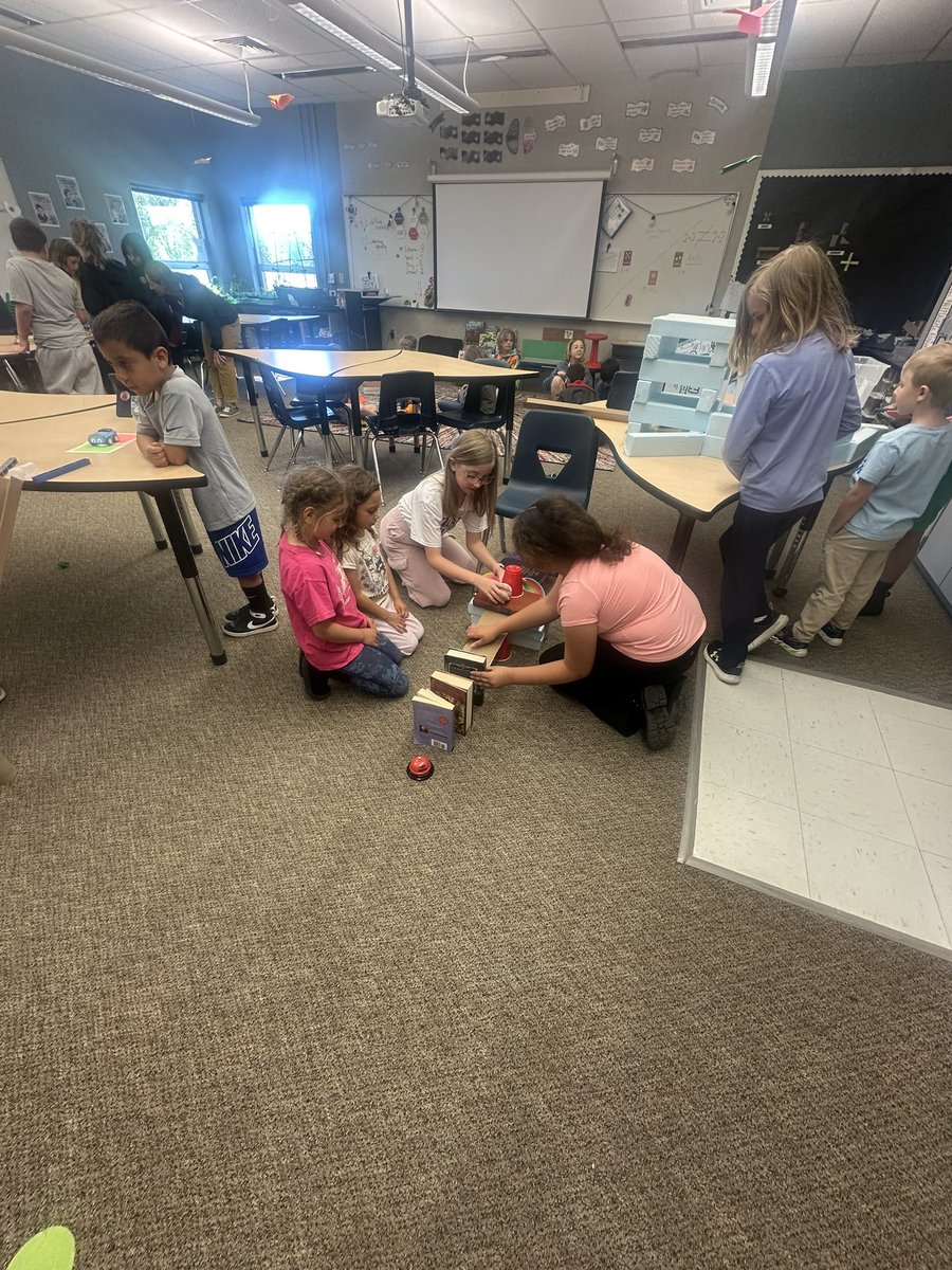 Burlington 4th graders were excited to share their Rube Goldberg machines with kindergarten buddies in STEM. <a href="/SvvsdSchuh/">Kristopher Schuh</a> @SVVSDdeputy <a href="/SVVSDsupt/">Jackie Kapushion, Ed.D.</a>