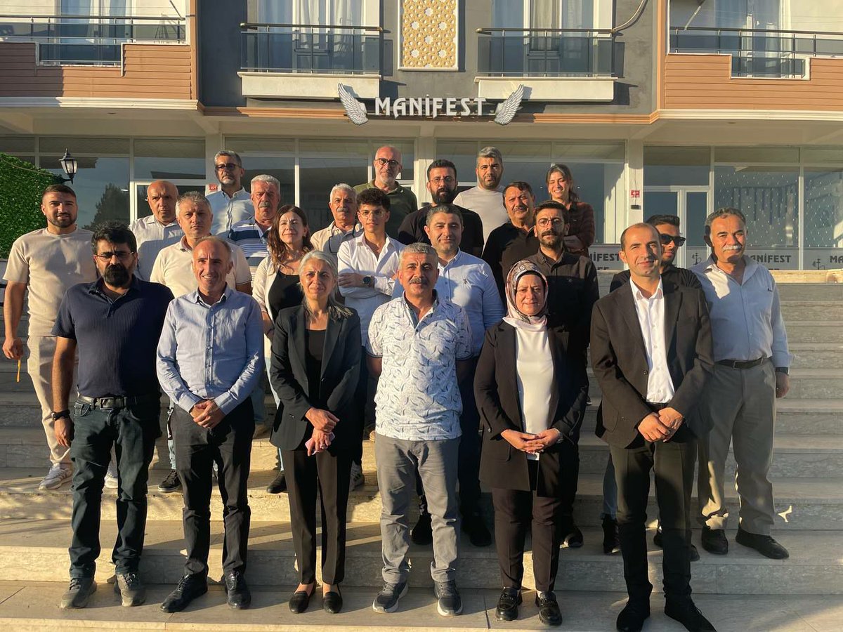 Hevserokên me yên giştî Çîğdem Kiliçgun Uçar û Keskîn Bayindir li Êlihê bi girtiyên siyasî yên ku piştî 30 salan gihîştin azadiya xwe, hatin cem hev. 
Aqubet li serê tevî dîlgirtiyên azadiyê be.

Tevî girtiyên siyasî yên ku ji ber daxwaza azadî û demokrasiyê îro di zindanan de