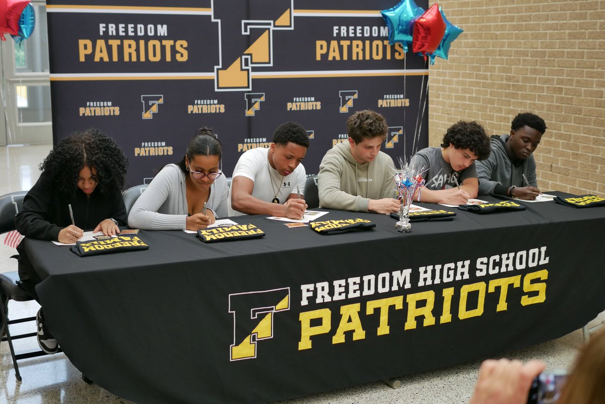 BethlehemAreaSD's tweet photo. ๐บ๐ธ John Jabbour โ U.S. Marine Corps
๐บ๐ธ Faisal Aswani โ Army National Guard
๐บ๐ธ Valerie Vasquez Pacheco โ Army National Guard
#FreedomHighSchool #MilitarySigning #BASDproud https://t.co/6iDu05aqCp