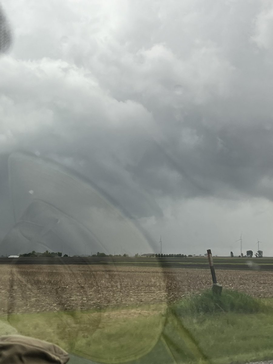 andrewtornado11's tweet image. Some shots of what might have been a brief tornado just south of Penfield, Illinois yesterday. First video was taken at 5:07-5:08 pm, last photo was at 5:11 pm CDT. In the first part of the video there appears to be a couple faint swirls at the ground. @NWSLincolnIL