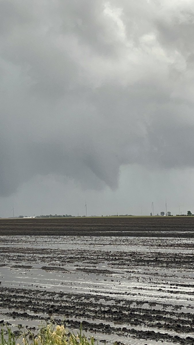andrewtornado11's tweet image. Some shots of what might have been a brief tornado just south of Penfield, Illinois yesterday. First video was taken at 5:07-5:08 pm, last photo was at 5:11 pm CDT. In the first part of the video there appears to be a couple faint swirls at the ground. @NWSLincolnIL