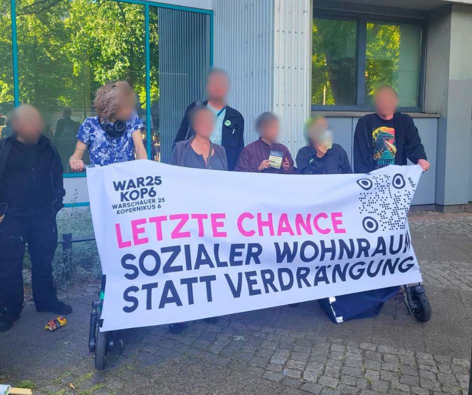 GrueneXhain's tweet photo. Breite Unterstützung und volle Solidarität für die Mieter*innen der Warschauer25/Kopernikus6, die heute vor der BVV für die Anwendung des Vorkaufsrechts demonstriert haben! #bvvxhain https://t.co/jM0YaJLhZb