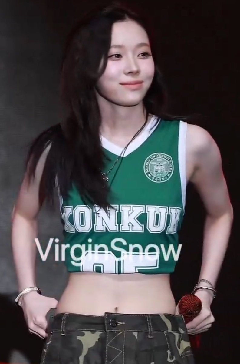 lisamjeong's tweet photo. WHY IS THIS BITCH??? SUDDENLY A MUSCLE DADDY??!!! WHAT THE FUCK https://t.co/ZAGuxfe5zM
