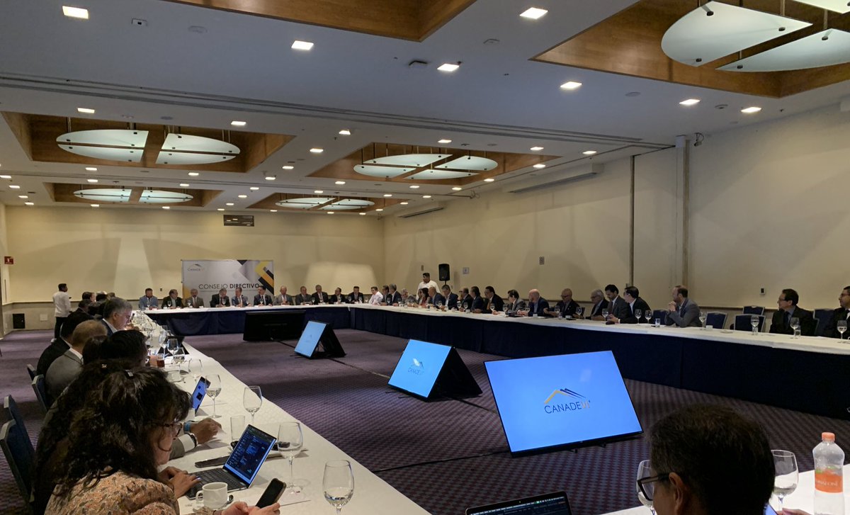 Hoy recibimos en nuestro Consejo, al Director General del <a href="/Infonavit/">Infonavit</a>, el Ing. <a href="/OctavioRomero_O/">Octavio Romero</a>. Con el objetivo de abordar temas con los afiliados de la República, sobre el Programa de Vivienda del Bienestar y el trabajo en conjunto con la Cámara.