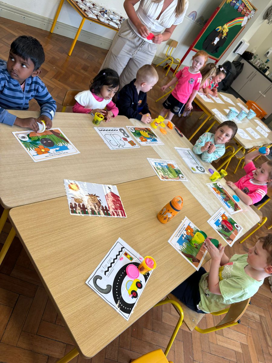 Infant induction day: hugely heartwarming to see the bright faces and enthusiastic spirit of our new junior infant girls and boys today. We are proud of the parents and guardians as they took the first steps in empowering their children into “big school” today. 🔵⚪️