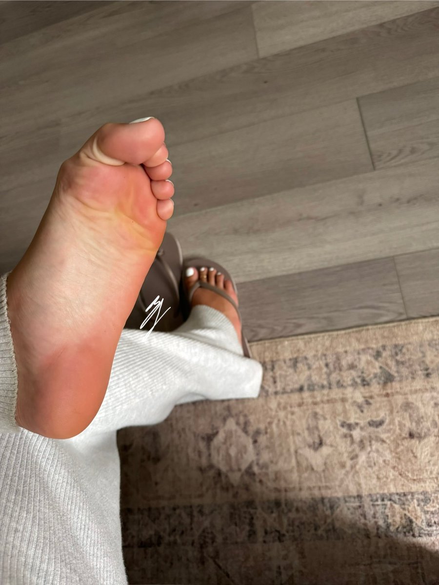 brittshields96's tweet photo. Cover them in your cum 😈 I’ll walk around in your mess all day 

#feet #feetworshi̇p #feetfetısh #feetjob #footfetısh #soles #wrinkledsole #whitetoes #nailcare https://t.co/DQgoA1Isnj