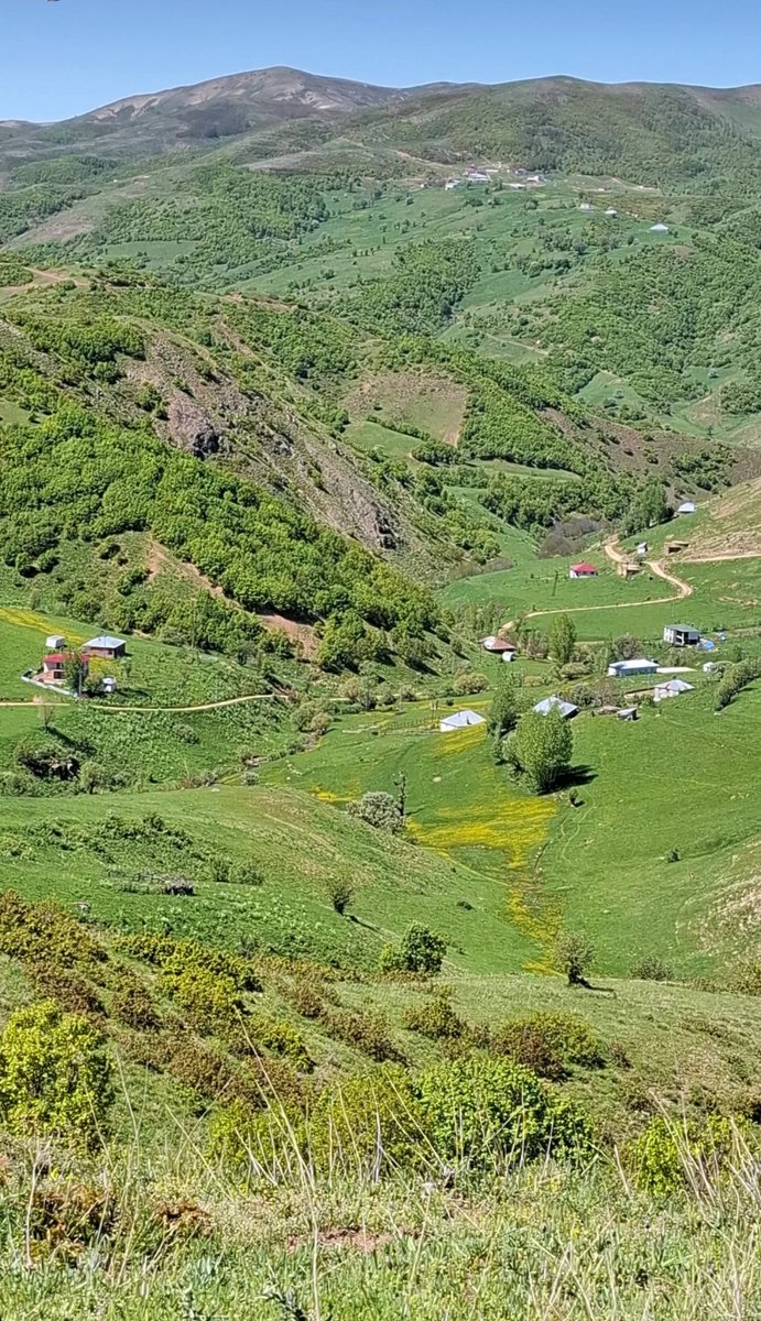 "seninle  
bir bahçedeyiz gibi geliyor bana , 
orada hem var hem yok gibiyim "