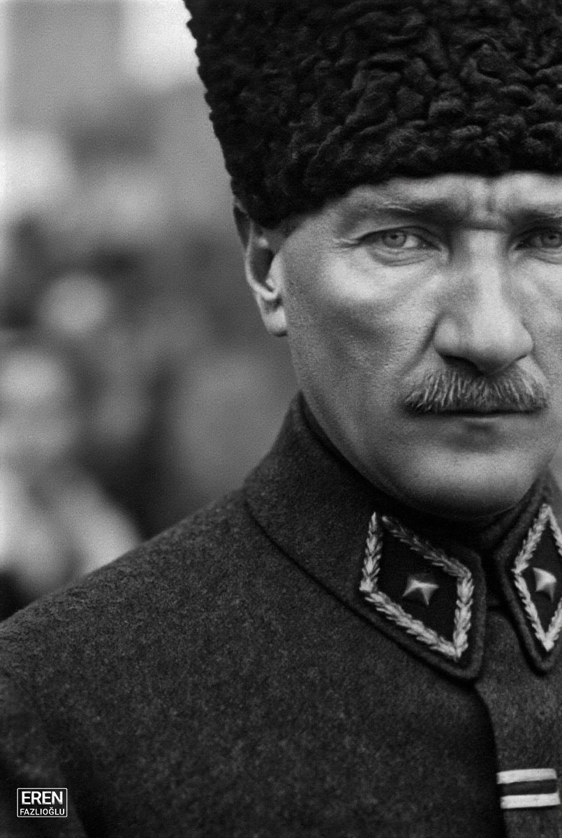 Sarı Zeybek öldü sanma diridir; O dağların yine eşsiz eridir..