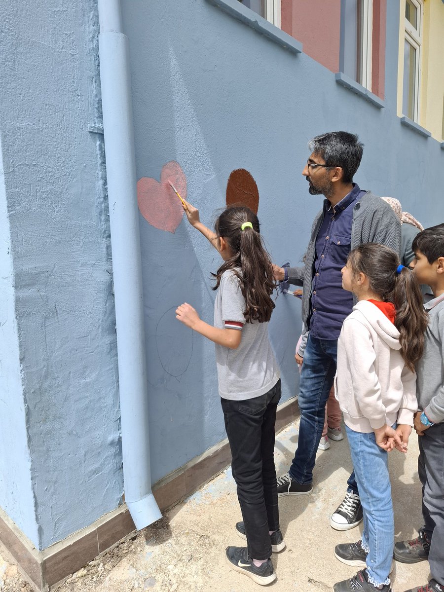 GokcehuyukI's tweet photo. Bugünkü görsel sanatlar dersimizin konusu okul duvarlarını süslemek https://t.co/wfs8ys7rQi
