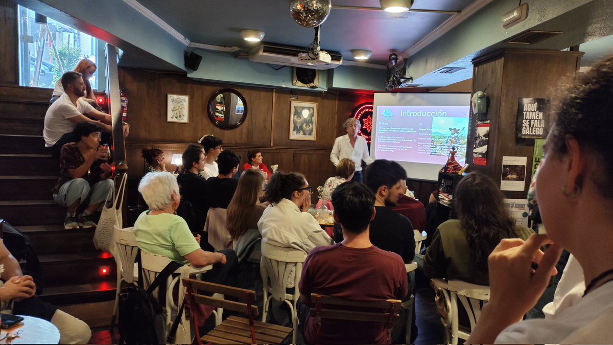 XeoLab's tweet photo. Xa está Miguel Díaz-Cacho no #PINT25OUR, un manchego divulgando en #galego!!! Como se cumunican as máquinas? Él ten as respostas! ou polo menos indicios... X aniversario de #PINT25ES en @PopTorgal, #Ourense. https://t.co/gcEsCgCy8H