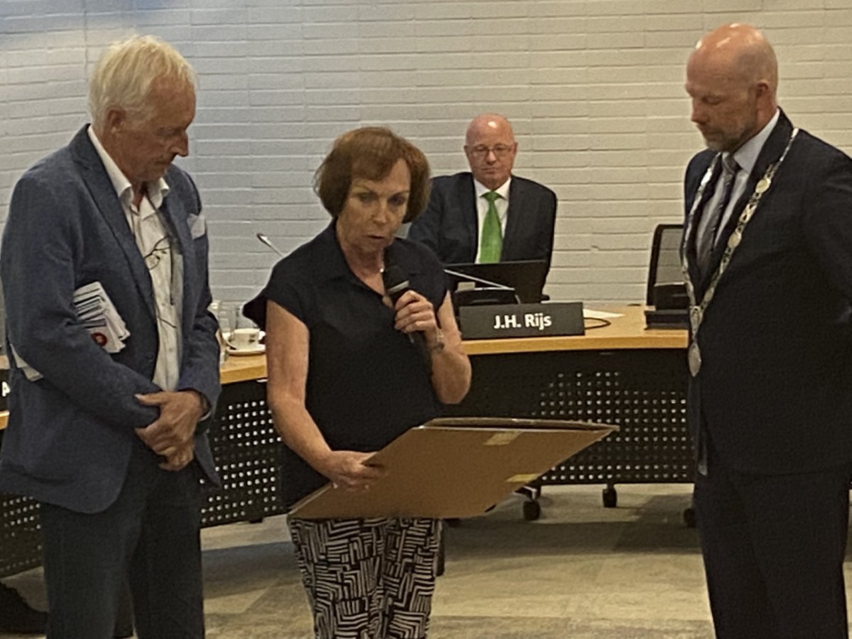 Namens de BOV (Bodegraafse Ondernemers Vereniging) overhandigt Alie Kersbergen de top 5 van onderwerpen richting de gemeenteraadsverkiezingen van 2026. Top 5: bereikbaar, parkeren, veiligheid, centrumplan en evenementen.