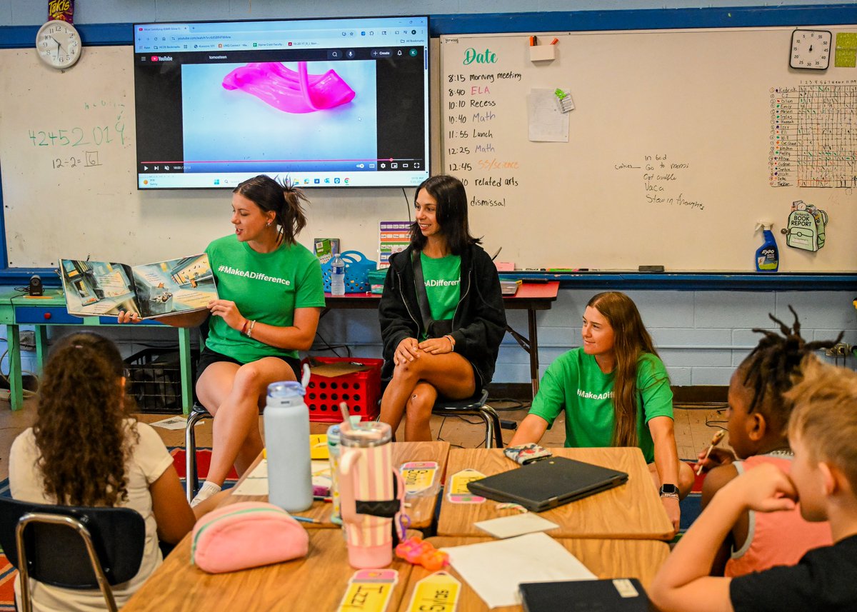 A couple 📸's from our visit with Alpine Crest Elementary School. Thank you for letting us swing by! 

#Tampasoftball #StandAsOne🛡️