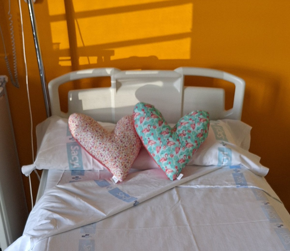 Estos cojines me ayudan muchísimo. Los cosen voluntarias, mujeres q han padecido cáncer de mama, y nos los regalan a otras enfermas.
Con su forma de corazón, tan bonitos, se ponen bajo el brazo tras cirujía y alivian muchísimo el dolor.
Proyecto Micky. Almohada del corazón. León.