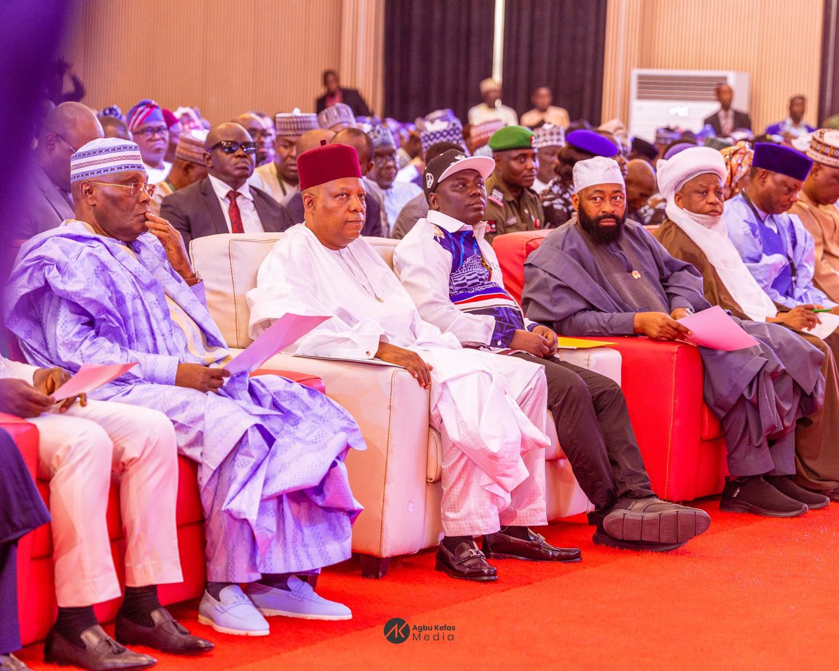 OfficialAzzaki's tweet photo. 21/05/2025

Atiku Abubakar attended the Taraba International Investment Summit (#Taravest) in Jalingo today, alongside other top dignitaries.

He noted that no Nigerian state can grow or develop sustainably on its own without support. https://t.co/KDeFOXfWsO