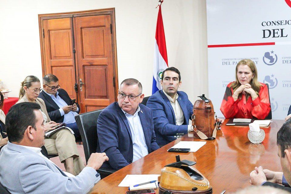 Agenda Paraguay (@agparaguay) on Twitter photo La ministra de <a href="/msaludpy/">Ministerio de Salud</a> <a href="/mariatbaran/">María Teresa Barán Wasilchuk</a> se reunió con miembros del Consejo de gobernadores.
"Creemos firmemente que el trabajo en equipo como nos pide el Presidente <a href="/SantiPenap/">Santiago Peña</a> es esencial para responder a las verdaderas necesidades de nuestra población en materia de salud" La ministra de <a href="/msaludpy/">Ministerio de Salud</a> <a href="/mariatbaran/">María Teresa Barán Wasilchuk</a> se reunió con miembros del Consejo de gobernadores.
"Creemos firmemente que el trabajo en equipo como nos pide el Presidente <a href="/SantiPenap/">Santiago Peña</a> es esencial para responder a las verdaderas necesidades de nuestra población en materia de salud"