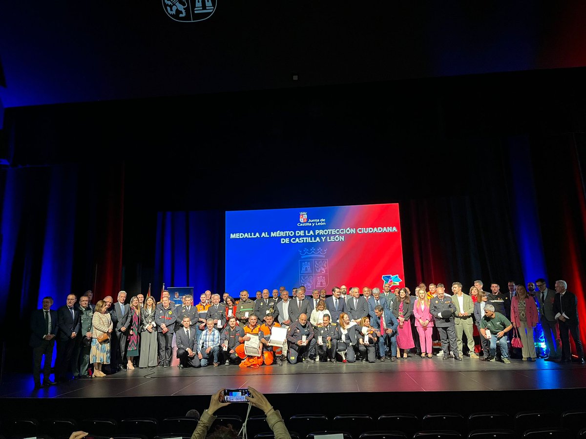 🚒 ¡Hoy felicitamos a nuestros compañeros bomberos! 🧑‍🚒🏅
Han recibido la Medalla de Oro al Mérito de la Protección Ciudadana 🥇 por su gran labor en el rescate y recuperación tras la DANA en Valencia
Nos ha encantado acompañarles en este merecido reconocimiento. <a href="/aytoSalamanca/">Ayuntamiento Salamanca</a>.