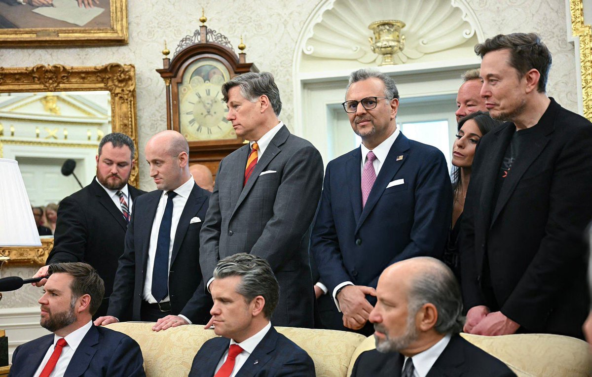 cb_doge's tweet image. Vice President JD Vance, Stephen Miller, Pete Hegseth, Howard Lutnick and Elon Musk in the Oval Office of the White House today. 🇺🇸