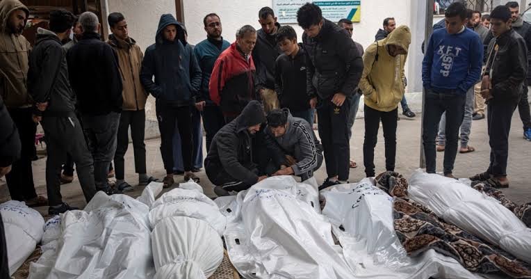 NOAHBLACKK's tweet photo. Hace 80 años , mientras los Nazis Alemanes, HORNEABAN JUDÍOS, el mundo cerró los ojos y se hizo cómplice!!!

Ahora mientras el ASESINO GENOCIDA de Netanyahu extermina al pueblo PALESTINO , nuevamente el MUNDO hace caso omiso y se hace CÓMPLICE.
#IsraelGenocida https://t.co/hzoPxOLkyn