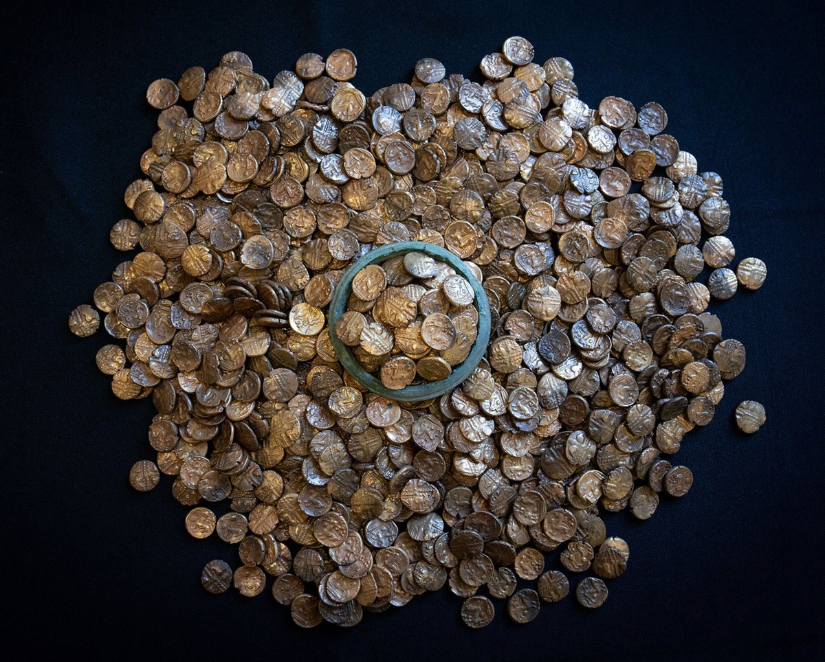 Metal detectorists in Great Baddow, Essex, discovered 933 gold coins dating to between 60 and 20 B.C. known as the Great Baddow Hoard, that turns out to be the largest Iron Age gold coin hoard ever found in Britain.

archaeology.org/news/2025/05/1…