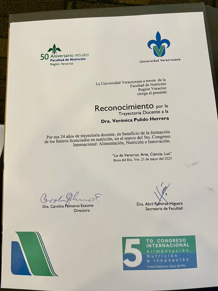 Me siento muy honrada de haber recibido este reconocimiento por 24 años de trayectoria docente, en beneficio de la formación de los futuros liceneiados en nutrición, en el marco del 5to. Congreso Internacional: Alimentación, Nutrición e Innovación.