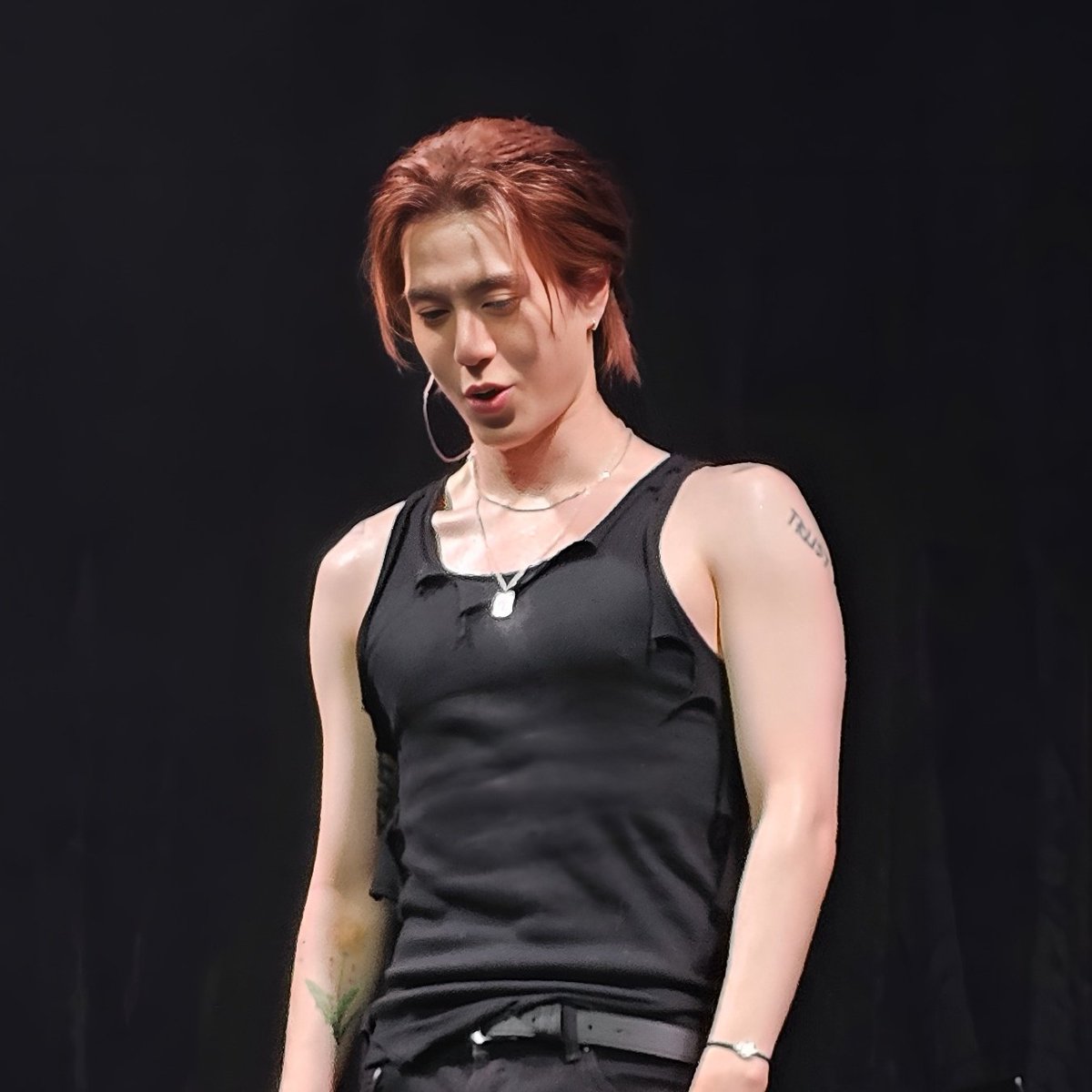 gyeomsbooo's tweet photo. I can hold those for you sir🤲🏽 https://t.co/Fsj9XRrPOx
