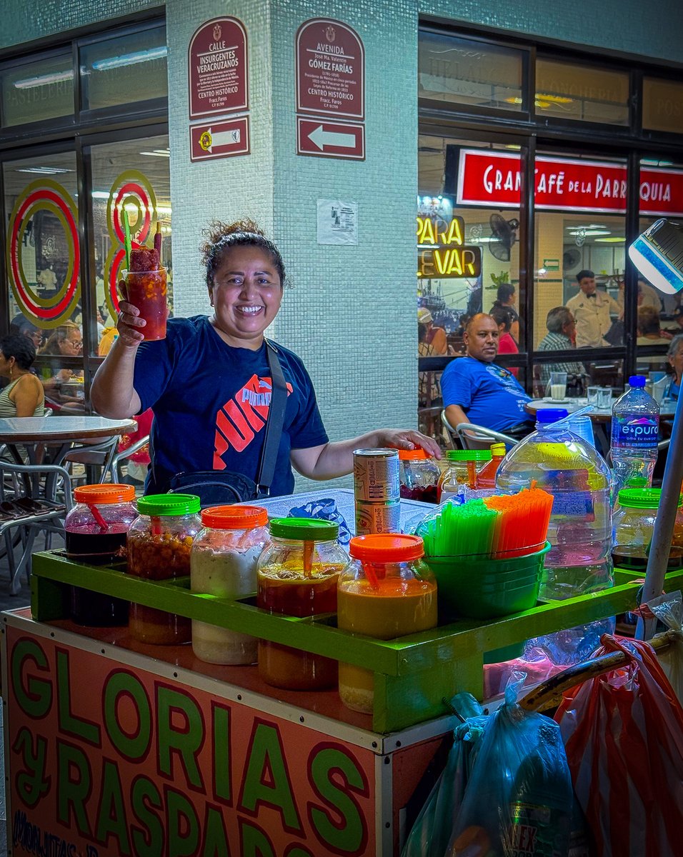 love_veracruz_'s tweet photo. Ay mamita jarocha que rico 🤗😋😍Las #chamoyadas mi amiga Lucy, las prepara riquísimas. Su carrito de raspados, chamoyadas y glorias se encuentra frente al café de la parroquia que está en la Av. insurgentes veracruzanos (paseo del malecón) y Av. Gomez Farias. #Centro #Veracruz https://t.co/C5zedlR4tm