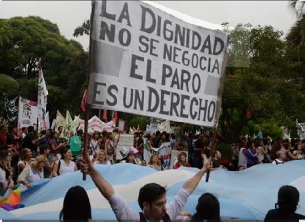 El decreto 340/25 es un alevoso ataque contra todos los trabajadores. Al igual que el DNU 70/23, declarado inconstitucional, amplía de tal modo los servicios esenciales que prácticamente ningún sector podrá hacer huelga. 
No pasará.
#DerechodeHuelga