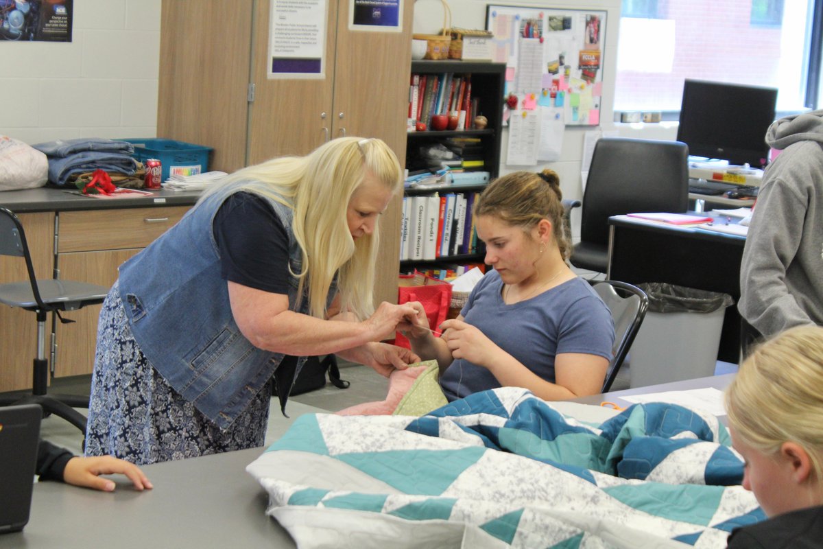 NEadvantage's tweet image. Sowing the Seeds of Time: How quilting became the craze at Minden High, and the teacher behind it
“I hope they remember me and all the things that they learned in here.”
Read! bit.ly/3YXP5ex @MindenWhippets