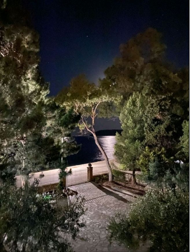 Περί λύχνων αφάς, κάπου στην Μάνη.
Όταν πέφτει το σκοτάδι, θαρρείς πως το αεράκι ψιθυρίζει στις φυλλωσιές τους στίχους του Ελύτη:
Όμορφη και παράξενη πατρίδα, ωσάν αυτή που μου 'λαχε δεν είδα ...