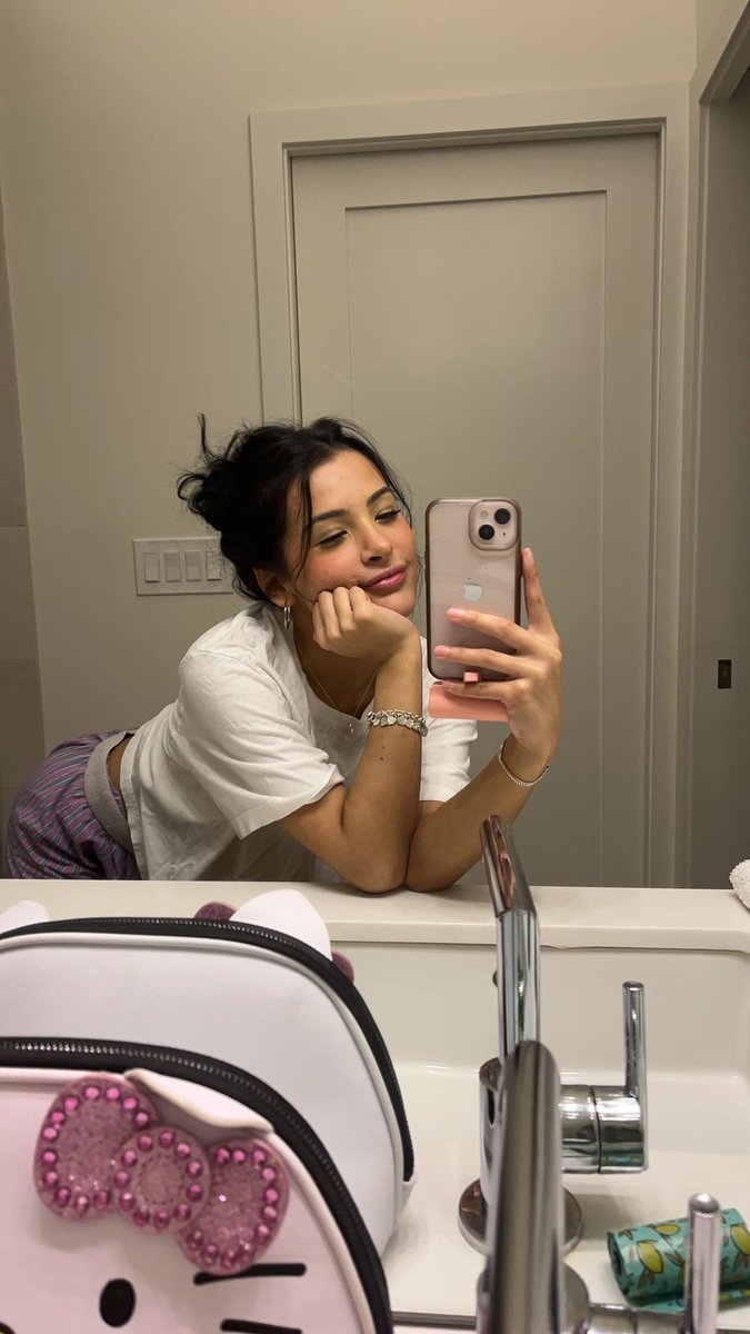 someone’s thinking about me rn. i can feel it