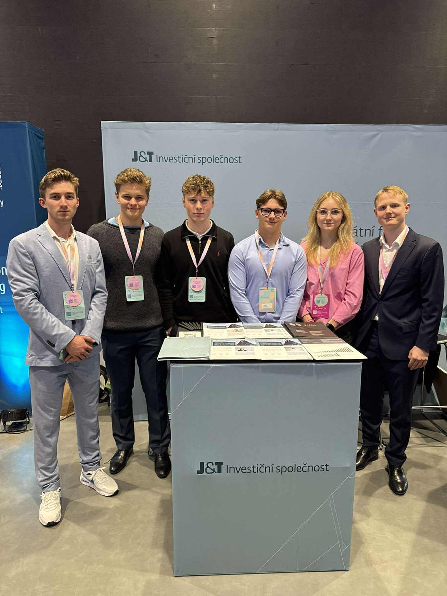 ECONETsNPIS's tweet photo. Včera se finanční konference Moneyfest zúčastnila třígenerační sestava stážistů J&amp;TIS. Mezi ně patřili Mojmír Zálešák Jr., Veronika Němečková, Matyáš Klar, Josef Ďarmek, Jan Kubeš a Maxime Bitout. 
Děkujeme J&amp;TIS, konferenci Moneyfest a Petře Kunzové za zorganizování! 👏 https://t.co/dhidQlADnC