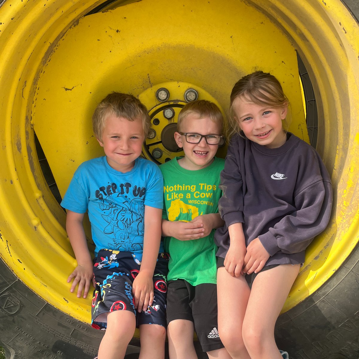🐄🌾 From the classroom to the countryside!

Kindergarten students took their classroom learning to the next level with a special field trip to Mrs. Debbie Krenz’s family farm! They explored everything from cows and calves to crops, tractors, and baby chicks! 🐥🚜

#GoCrickets