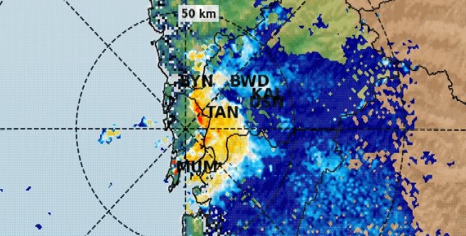 🚨 Heavy rain alert for MUMBAI CITY &amp; SUBURBS ⛈️ | 12 AM 

Rains along with thunder and gusty winds will hit Mumbai city finally, and will give lot of rains in next hour. Andheri, Borivali, Bandra, People please stay wherever you are, as these rain bands are very big! 

Stay