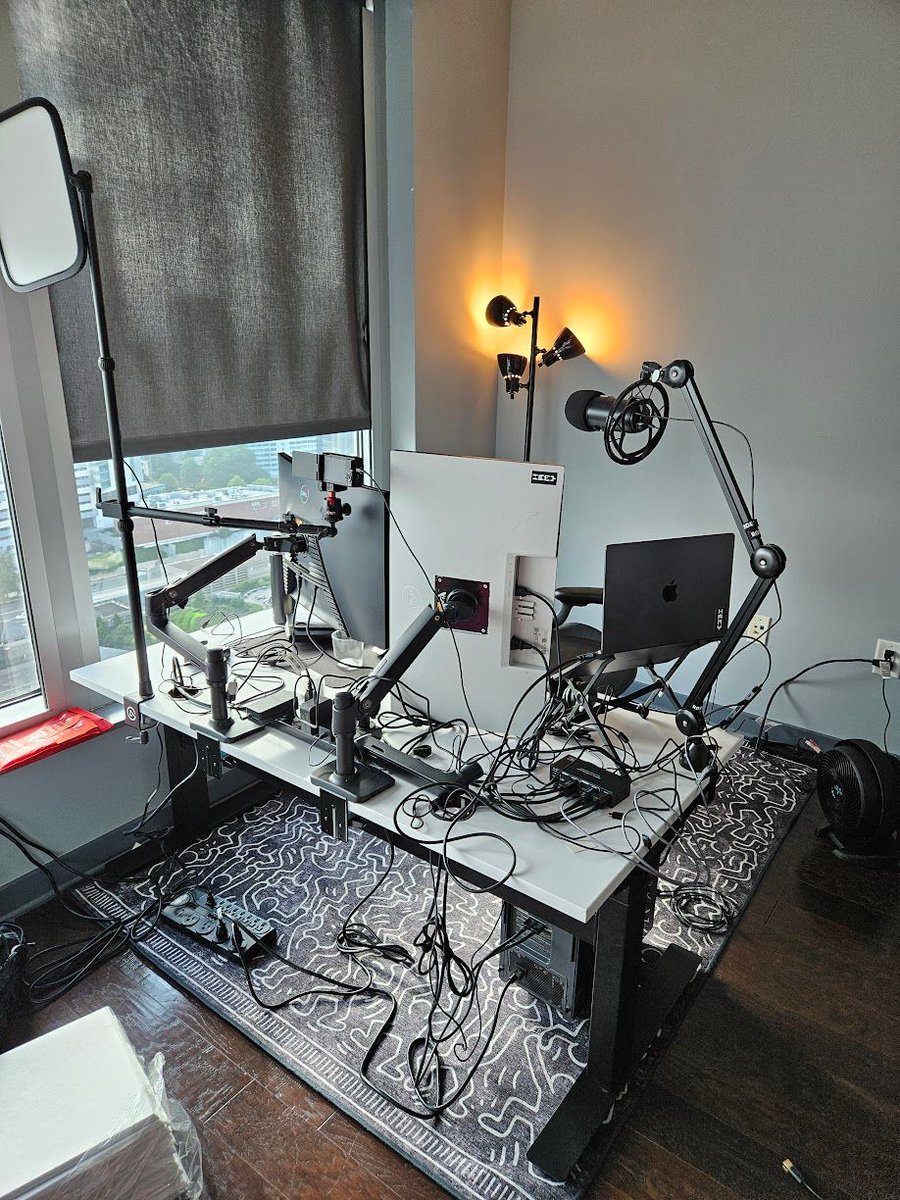 SIRHAMY's tweet image. Backend or frontend engineer? 

My Multi-Computer WFH Productivity Desk Setup as a Software Engineer and YouTuber - hamy.xyz/blog/2025-05_m…