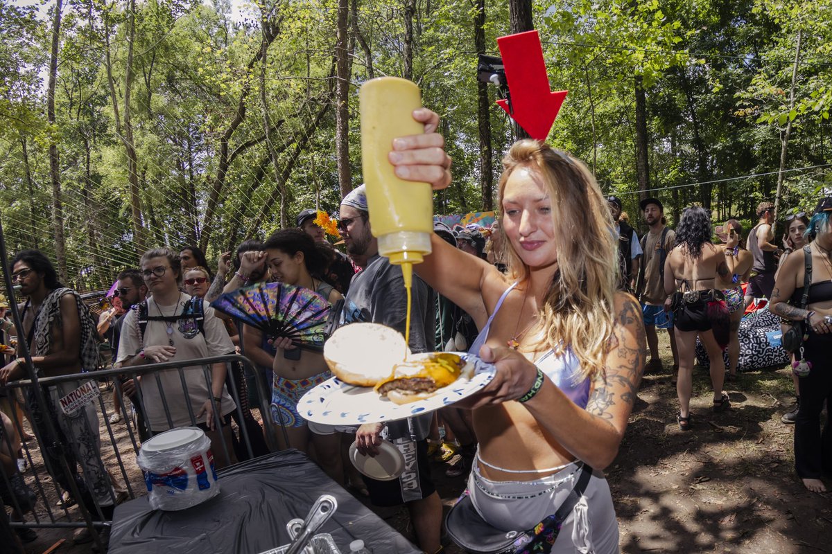 SoundHavenFest's tweet photo. GRLL SMTH RETURNS!

Come hungry because on Saturday afternoon we’re bringing back the ultimate cookout sesh to Sound Haven at the Kouch stage. Expect 3 hours of gnarly tunes, sizzling meats &amp; tasty treats. 

We’re feeding all the homies 🍔🌭🍻 https://t.co/4ORv5wElUj