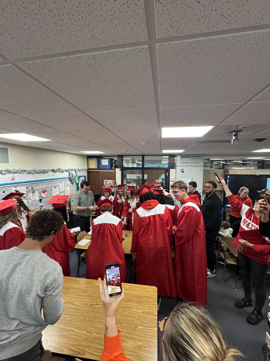 Senior class of 2025 opening their time capsule ⁦<a href="/ElmsRoad/">Elms Road Elementary</a>⁩ We are proud of you! ⁦<a href="/swartz_creek/">Swartz Creek Schools</a>⁩ ⁦<a href="/RodneyHetherton/">Rodney Hetherton</a>⁩