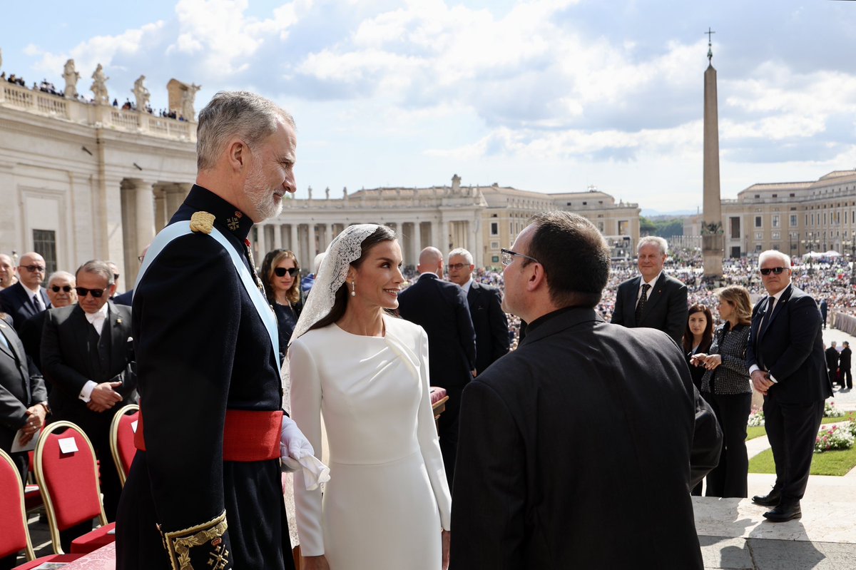 ¿Por qué la reina Letizia vistió de blanco ante el Papa, rompiendo el protocolo de negro que siguieron todas las demás mujeres?

Algunos medios hablaron de moda disruptiva, otros la criticaron duramente, pero la realidad es mucho más fascinante y antigua.

Tira del hilo 🧵👇🏽👇🏽👇🏽