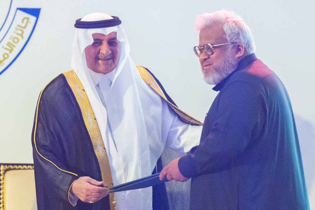 TabukPrincipal's tweet image. سمو #أمير_منطقة_تبوك يكرم سعادة الدكتور/  محمد تنفير رازا لفوزه بجائزة  #الأمير_فهد_بن_سلطان_للتفوق_العلمي_والتميز في مجال الخدمة المجتمعية (أفراد ) وذلك نظير إسهاماته في العديد من المجالات المجتمعية من خلال المجلة الطبية السعودية في مجال الرعاية الصحية.