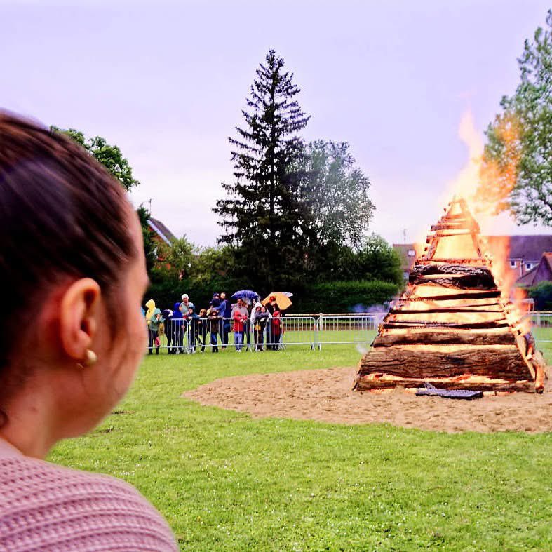 🎶🔥 Le 21 juin, Bondues fête l'été en grand !
Les Feux de la Saint-Jean s'illuminent cette année au rythme de la Fête de la Musique 🎸✨
Concerts, animations, restauration et feu traditionnel au programme !
📍 Rendez-vous dès 17h au stade Lefebvre
#Bondues #FêteDeLaMusique