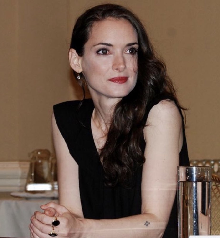 winonarchive's tweet photo. winona ryder appreciation thread🪻⋆˚✿˖° https://t.co/B3XbDQTmAT
