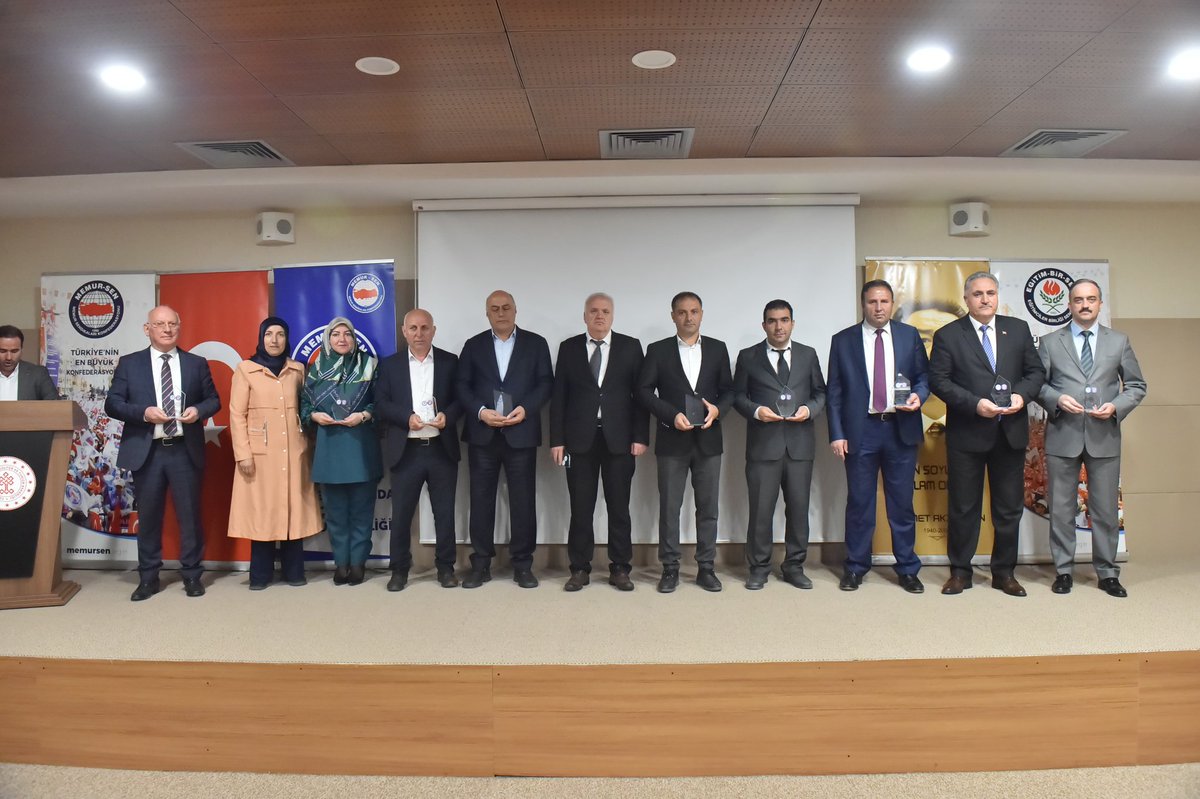 Eğitim-Bir-Sen'in düzenlediği "Bir Bilenle Bilge Nesil" okuma programına 3 takım 30 öğrenciyle katıldık.
10.sınıf öğrencimiz Yaren TORUN, kitap analizinde İl 3.sü oldu.
Öğrencimizi kutluyoruz.
Edebiyat Öğretmenlerimiz Oya Kaptan, Ömer Kuzey ve Ayşegül Atacan'a teşekkür ederiz.