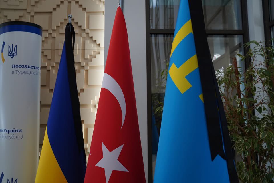 Bugün Türkiye-Ukrayna Parlamentolararası Dostluk Grubu üyesi Sayın Vekillerimizle birlikte Ukrayna’nın Ankara Büyükelçiliğinde Kırım Tatar Sürgününün 81. yıldönümü vesilesiyle düzenlenen anma törenine iştirak ettik. 

#CrimeanTatars 
#Deportation