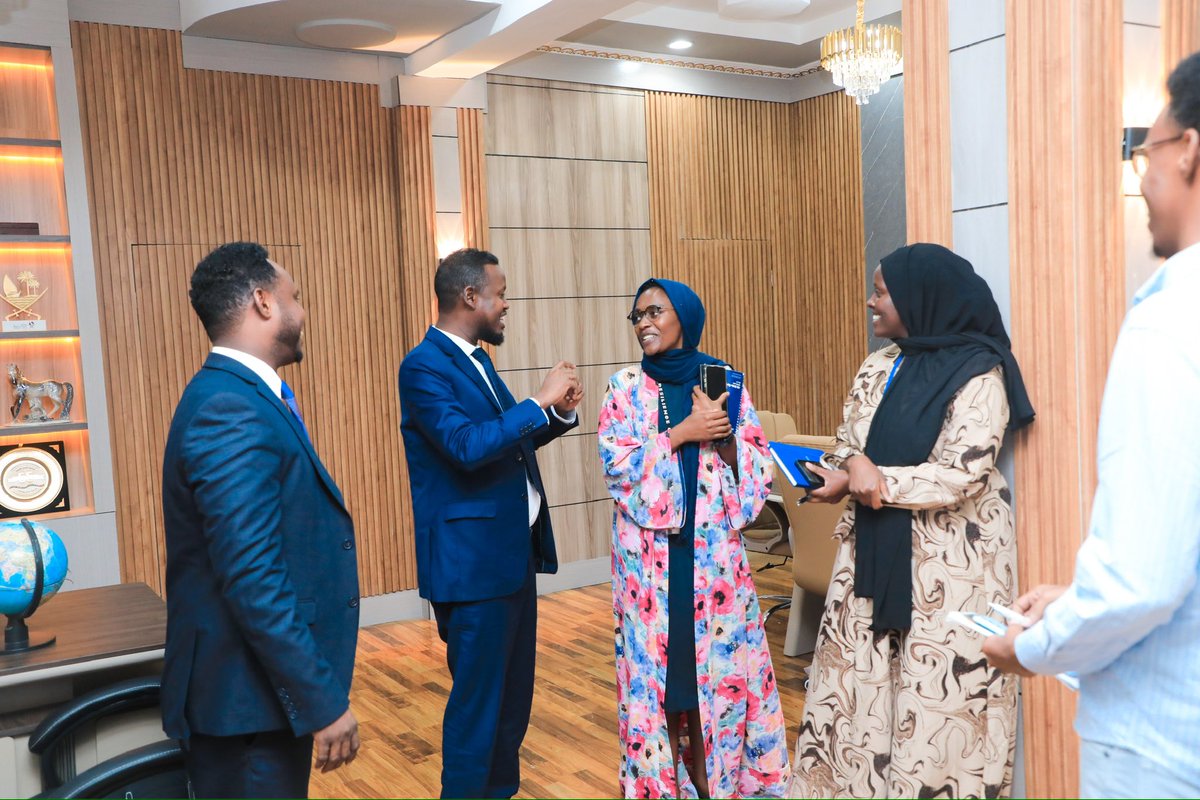 SomaliaMolsa's tweet photo. H.E. @HonYusufMohamed, Minister of @SomaliaMolsa, met with @iom_somalia to strengthen Somalia’s Labour Market Information System (LMIS) and develop a robust labour migration policy — vital steps to expand job opportunities, especially for youth, and manage workforce mobility. https://t.co/2O2hao9FKs