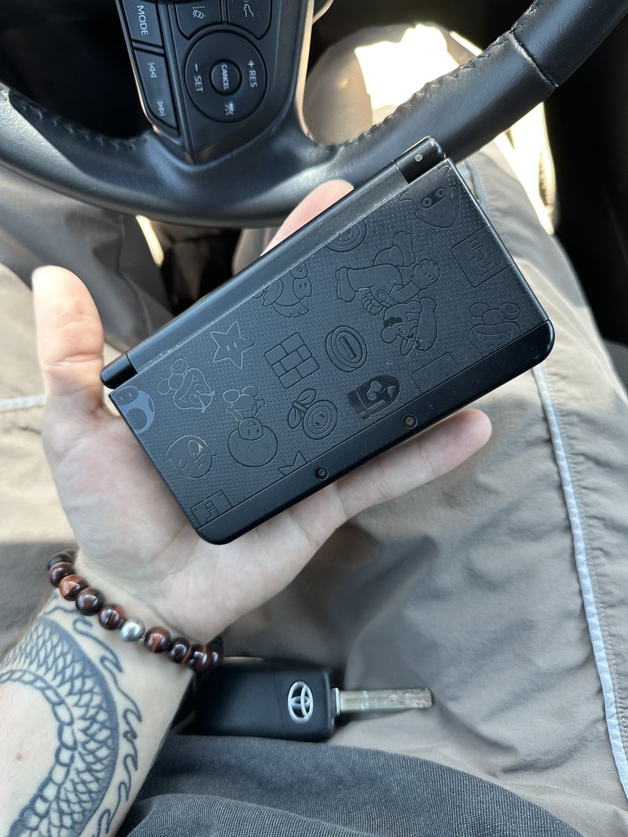 feydemon's tweet image. gamestop said they’ll give me $174 for this are they insane.? it’s a used 3DS bruh I didn’t expect more than $40