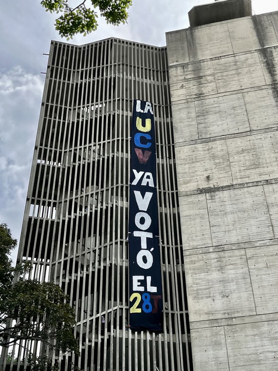 ¡También nuestros chamos en DESOBEDIENCIA! 

Desde la #UCV se envía un mensaje claro: El poder es nuestro y ya votamos el 28 de julio. 
Este 25 de mayo: NO a la farsa. 

#YoNoObedezco