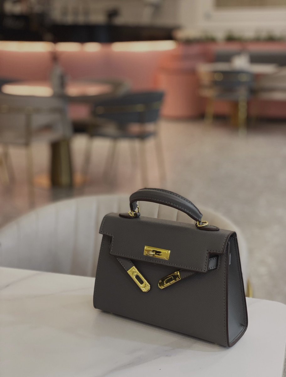 2lorm's tweet image. يمكن يخف الحنين ، وتصغر البلوه
وارتاح من همي اللي كان مرهقني 

امّا انّي انساك وانسى ايامنا الحلوه ؟
هذا هو المستحيل يصير صدقني