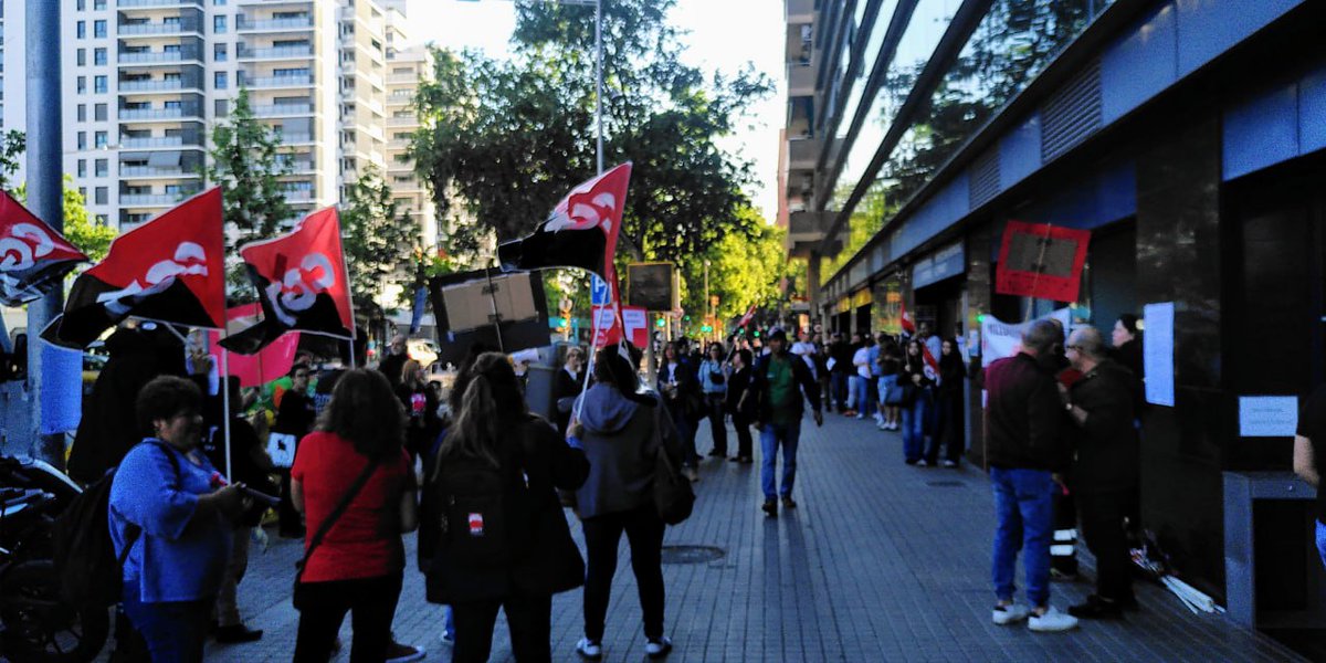 CGTBarcelona's tweet photo. 🔴⚫️ Hoy la Teleasistencia ⛑🎧 se ha manifestado delante de la empresa, una UTE formada por #ASYSPA y @suaracoop en defensa de sus derechos y manifestando sus reivindicaciones: 

 🔊🔊 No es polivalencia, es precariedad ‼️ https://t.co/Krq0bnwigD