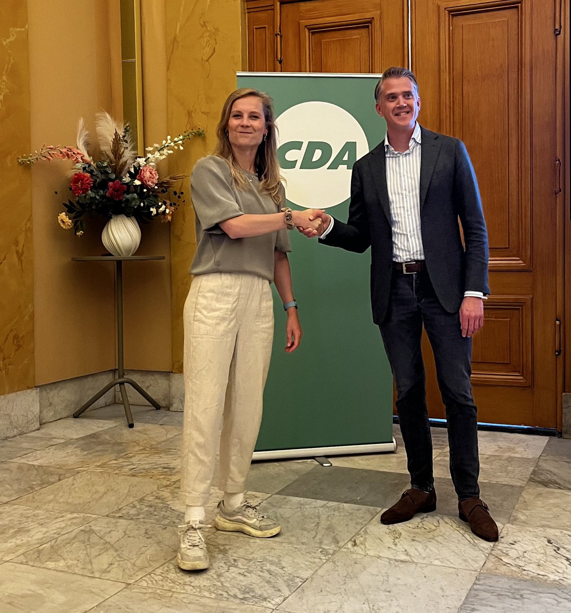 CDA Utrecht (@cdautrecht) on Twitter photo Habemus Lijsttrekker!
Zojuist heeft de ALV <a href="/JantineZwinkels/">Jantine Zwinkels</a> verkozen tot onze lijsttrekker bij de gemeenteraadsverkiezingen van volgend jaar💚 Habemus Lijsttrekker!
Zojuist heeft de ALV <a href="/JantineZwinkels/">Jantine Zwinkels</a> verkozen tot onze lijsttrekker bij de gemeenteraadsverkiezingen van volgend jaar💚